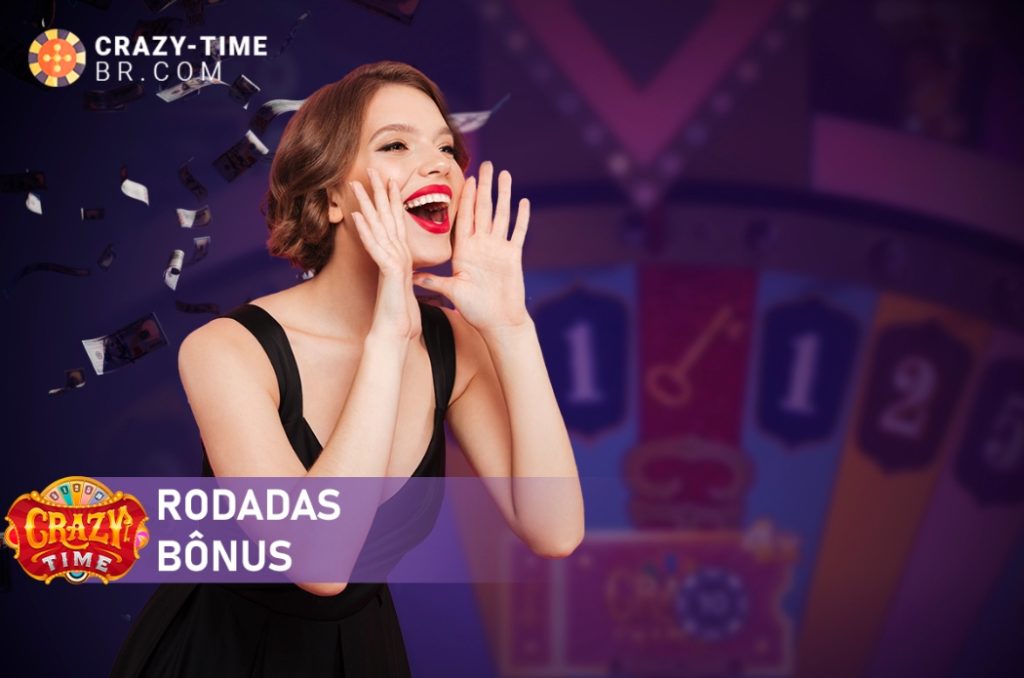 Mulher sorrindo e levantando as mãos em frente a um cassino iluminado.